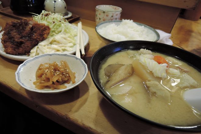 ロースカツ定食と豚汁