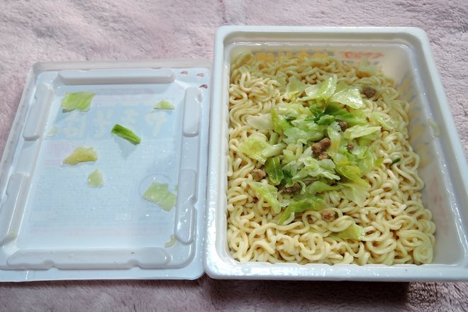 お湯を捨て容器のフタを開ける