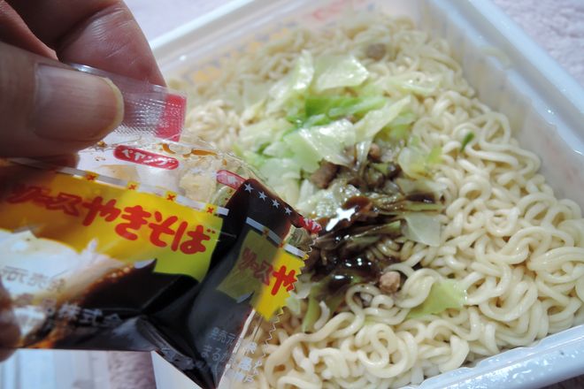 ソースを麺にかける