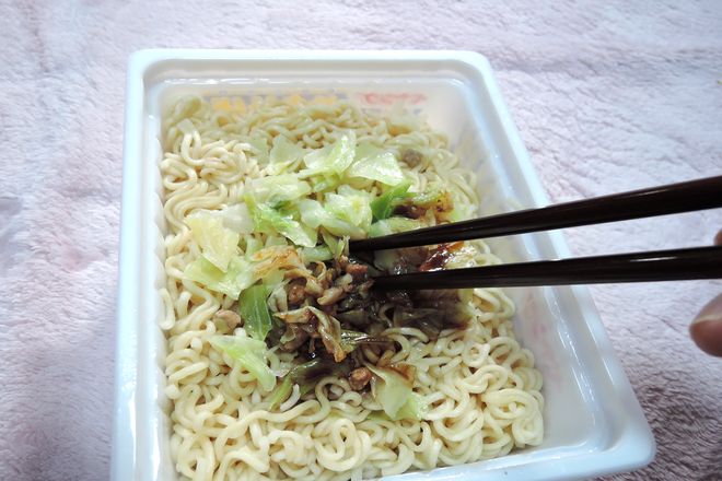 箸で麺とかやくとソースをよくかき混ぜる