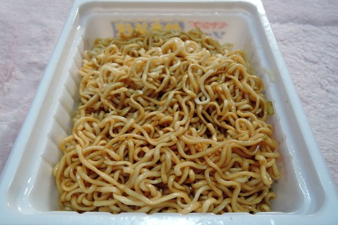 麺に焼きそばのソースが絡まりました。