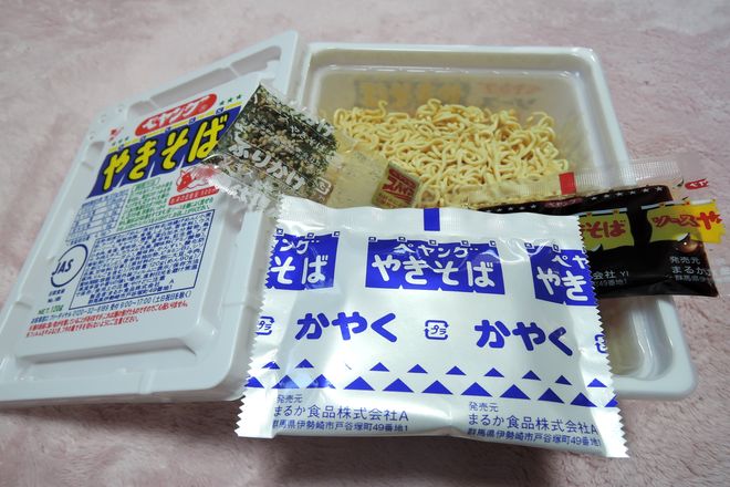ペヤング焼きそばの容器の中身