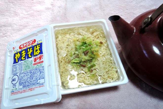 カップ焼きそばにお湯を注ぐ