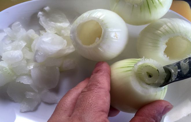新玉ねぎをくり抜く作業