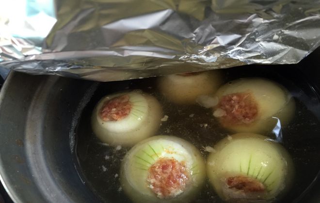 肉詰め玉ねぎを煮る