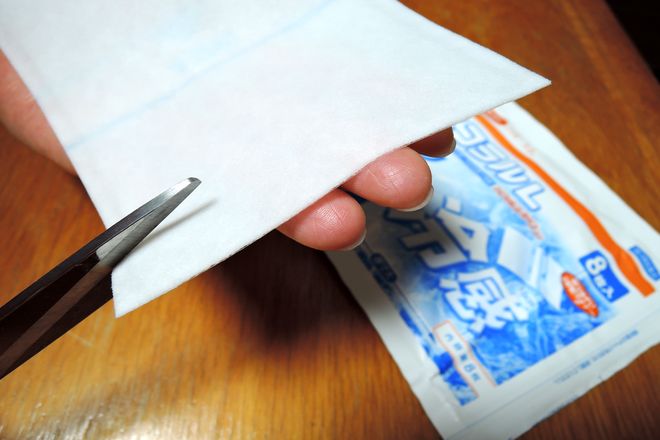 パップ剤をハサミで縦横1センチの正方形に切ります。