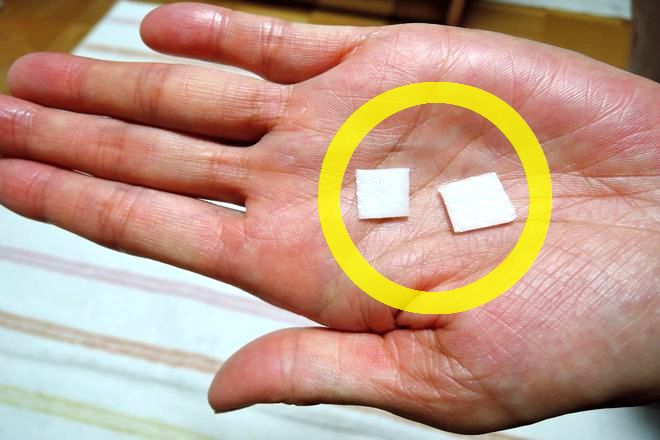 タテヨコ1センチに切り取ったパップ剤を2枚用意します。
