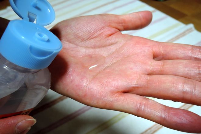 塩化アルミニウム液を手のひらに少量付けます。