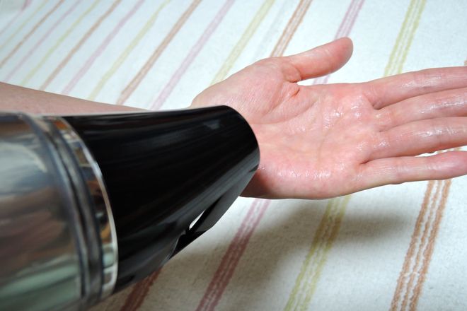 ドライヤーの冷風で手のひらを乾かします。