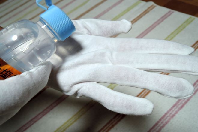 塩化アルミニウム液をコットン手袋に染みこませます。