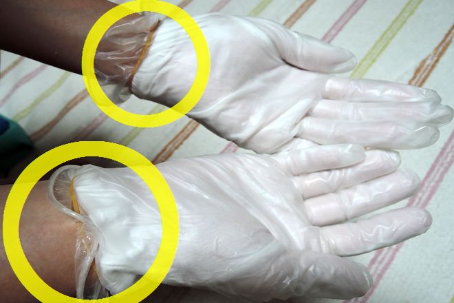 ゴム手袋の手首の部分に輪ゴムをはめて密着させます。