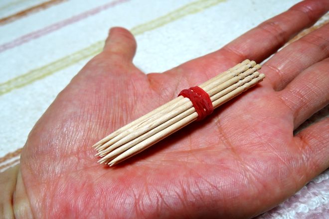 爪楊枝を10本ほど輪ゴムで束ねる