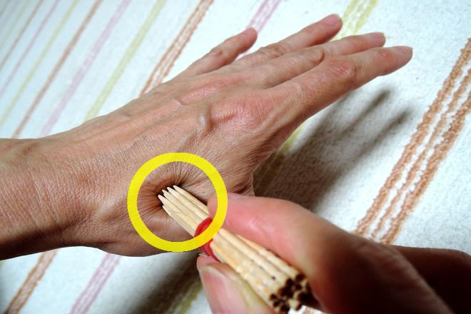 合谷の押し方|爪楊枝で突っつく