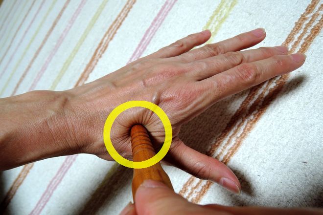 合谷の押し方|ツボ押し棒で押す