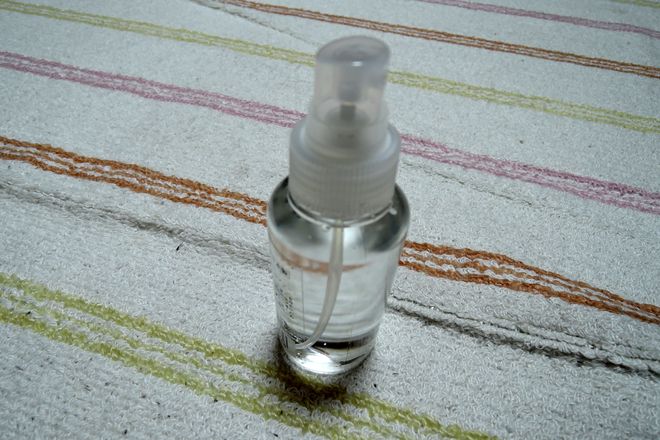 ミョウバン水をスプレーで手のひらに塗る方法