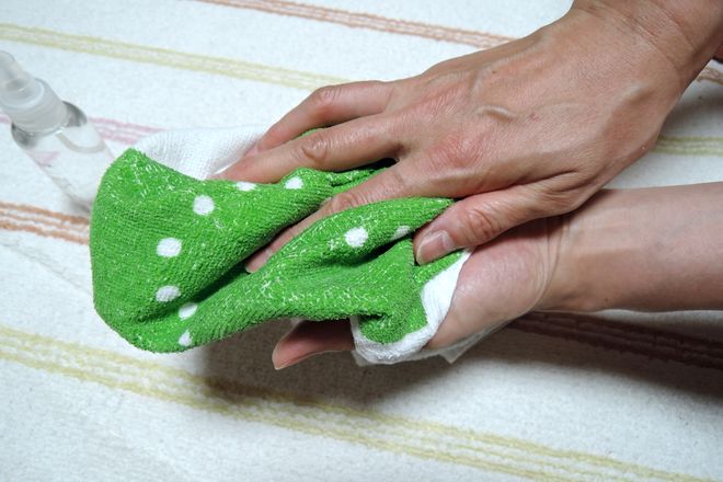 ハンドタオルで軽く拭きます。