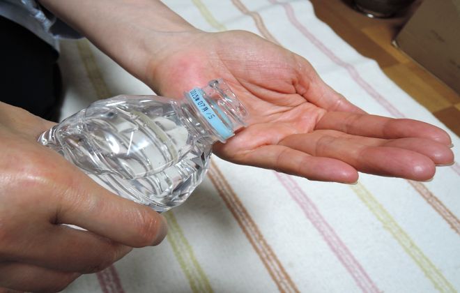 ミョウバン水を直接手のひらに塗る方法