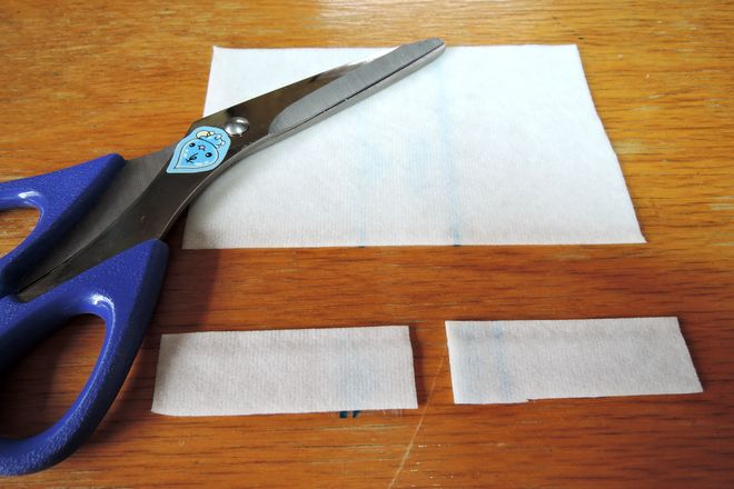 右手・左手用の小指湿布を作ります。
