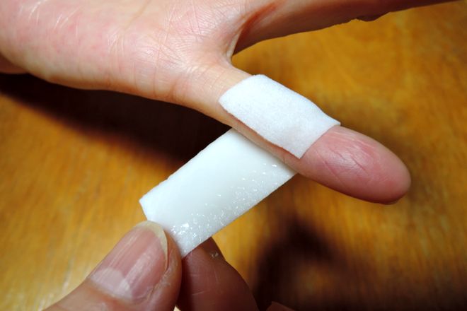 小指湿布は小指の第一関節と第二関節の間に貼ります。