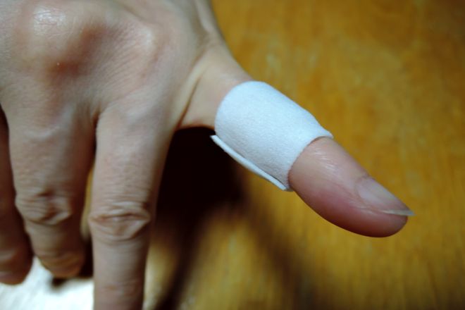 小指湿布は小指と湿布の間に隙間ができないように巻いてください。