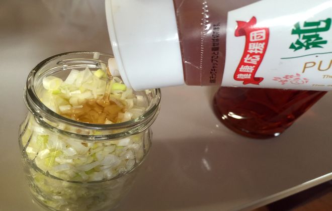酢長ネギにハチミツを入れる